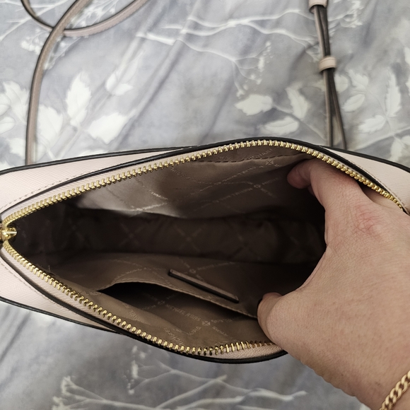 Michael Kors Blush Crossbody Bag with Gold Chain - Picture 3 of 3